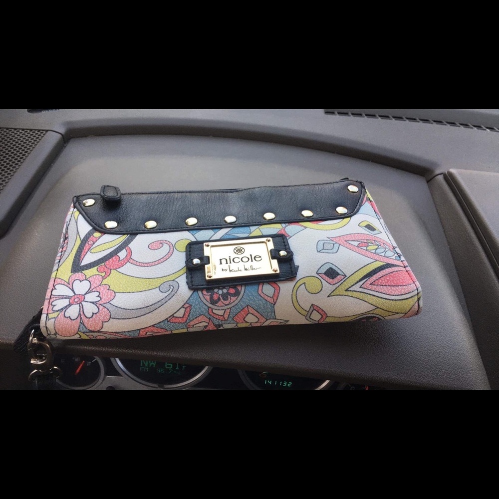 I’m looking for this type of wallet